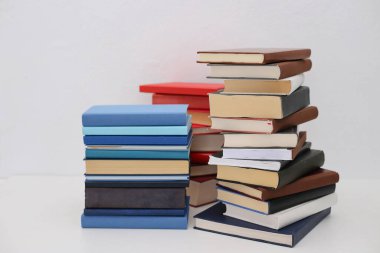 Beyaz arkaplan üzerine kitap yığını