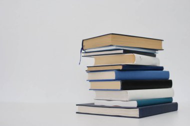 Beyaz arkaplan üzerine kitap yığını