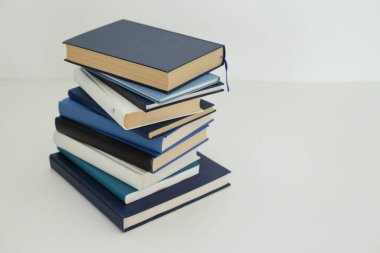 Beyaz arkaplan üzerine kitap yığını