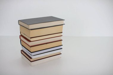 Beyaz arkaplan üzerine kitap yığını