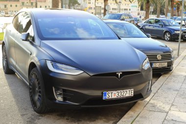 Makarska, Hırvatistan, 07.01.2021. Siyah Tesla arabası park yerinde.