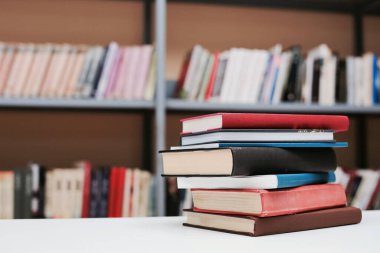  Kitaplar kütüphanede masanın üstünde.