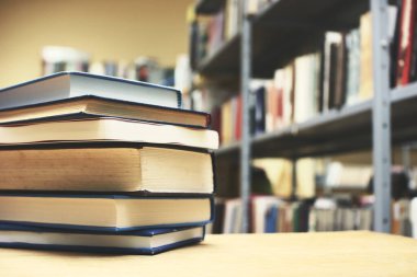 Kitaplar kütüphanede masanın üstünde.