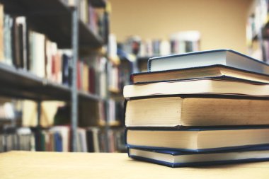 Kitaplar kütüphanede masanın üstünde.