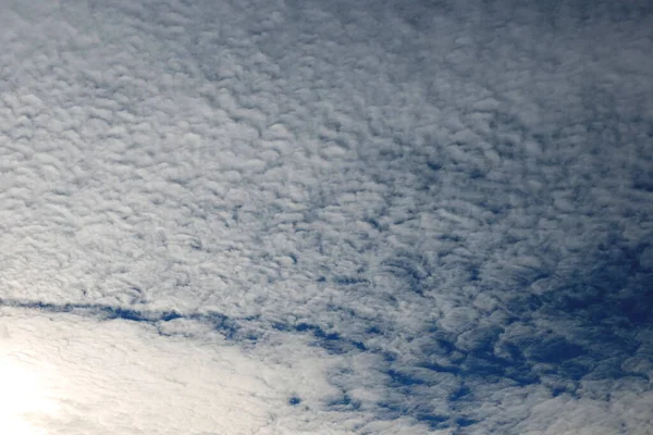 Ciel Bleu Avec Des Nuages Blancs — Photo