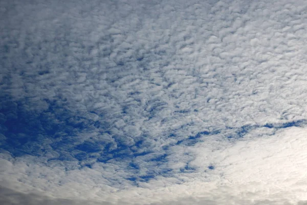 Ciel Bleu Avec Des Nuages Blancs — Photo