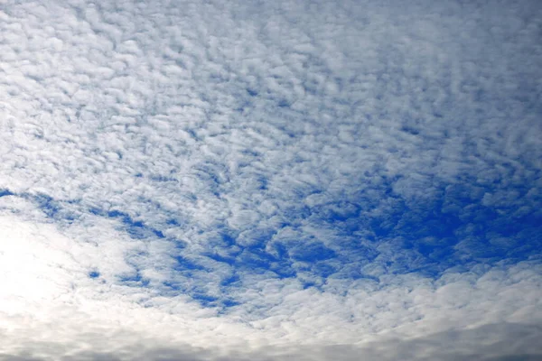 Ciel Bleu Avec Des Nuages Blancs — Photo