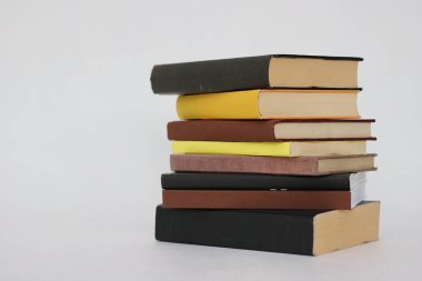  Kitaplar kütüphanede masanın üstünde.