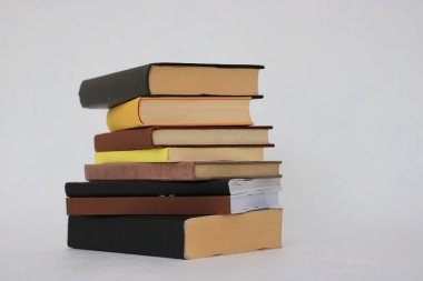 Beyaz üzerine kitap yığını