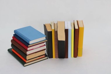 Beyaz arkaplan üzerine kitap yığını