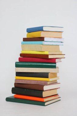 Beyaz arkaplan üzerine kitap yığını