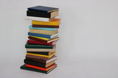 Beyaz arkaplan üzerine kitap yığını