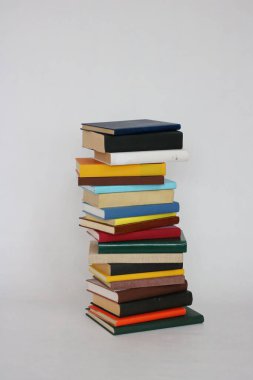 Beyaz arkaplan üzerine kitap yığını