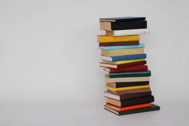 Beyaz arkaplan üzerine kitap yığını