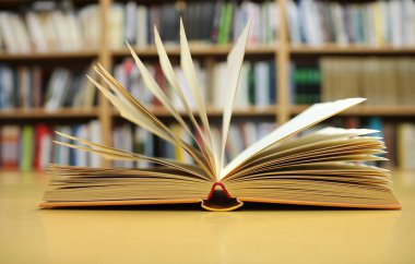 Kütüphanedeki masada kitabı aç