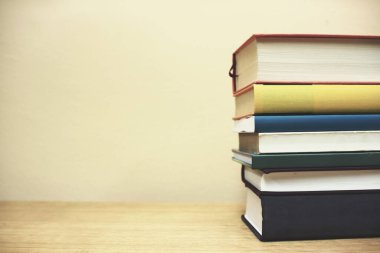 Masada yığınla kitap var.