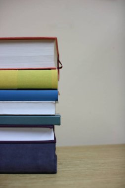 Masada yığınla kitap var.