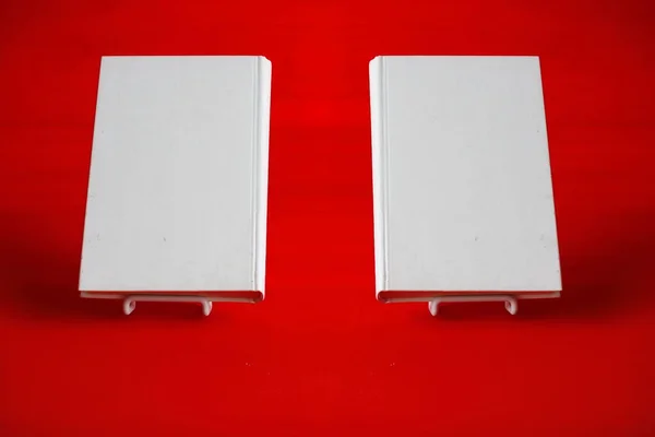 Белая Книга Красном Фоне — стоковое фото