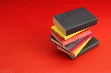 Kırmızı üzerine kitap yığını