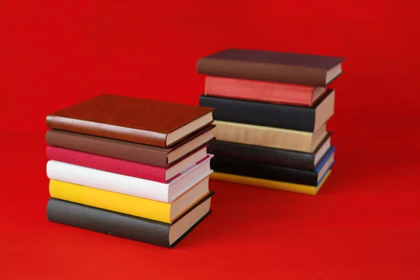 Stapel Bücher Auf Rot — Stockfoto