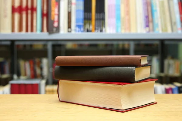 Kütüphanedeki masanın üzerinde kitap yığını