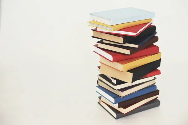 Beyaz arkaplan üzerine kitap yığını
