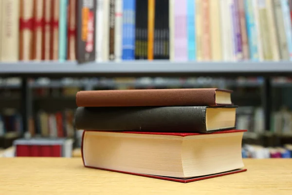 Stack Libri Sul Tavolo Biblioteca — Foto Stock