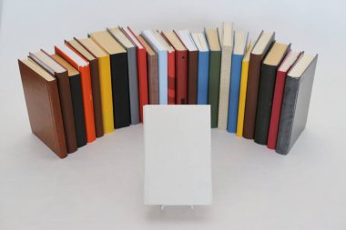 Reklam alanı olan beyaz arkaplan kitapları
