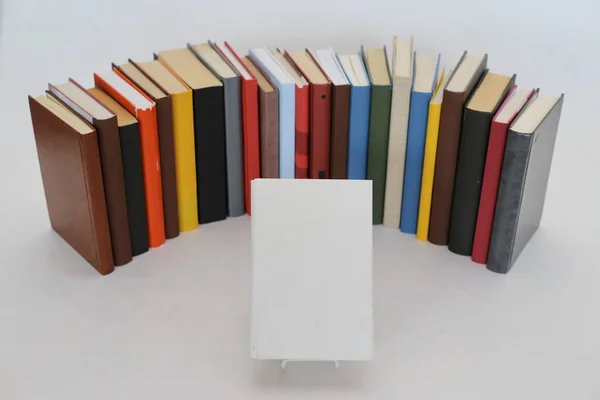 Fehér Hátterű Könyvek Hirdetési Térrel — Stock Fotó