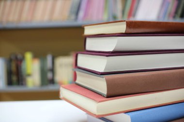 Kitaplar kütüphanede masanın üstünde.