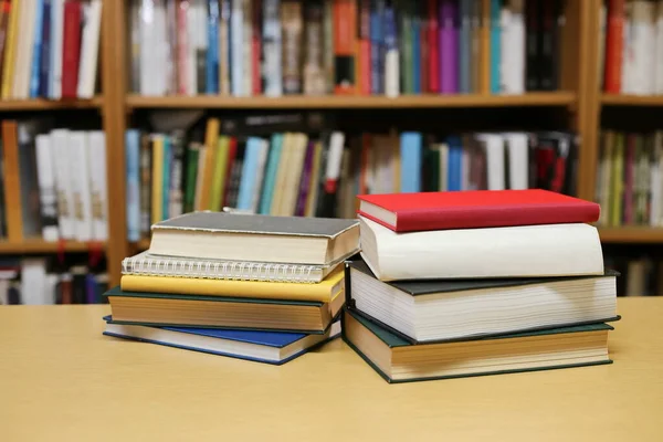 Bücher Auf Dem Tisch Der Bibliothek — Stockfoto