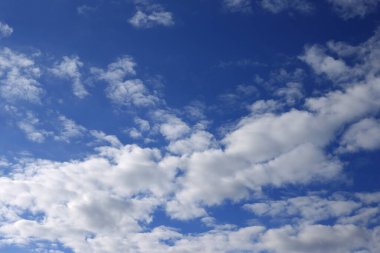 Beyaz bulutlu mavi gökyüzü