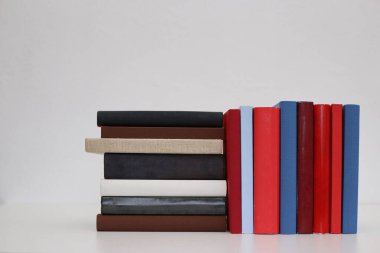 Beyaz arkaplan üzerine kitap yığını
