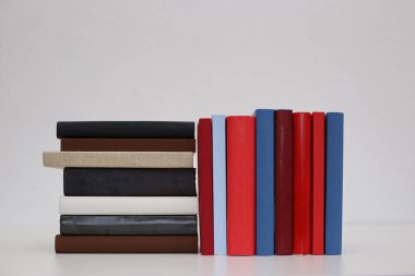 Beyaz arkaplan üzerine kitap yığını