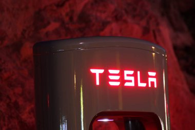Geceleri elektrikli arabalar için Tesla süperşarj aleti