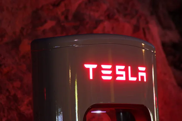 Geceleri elektrikli arabalar için Tesla süperşarj aleti