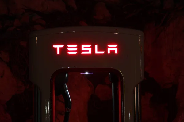 Tesla Kompressor Für Elektroautos Der Nacht — Stockfoto