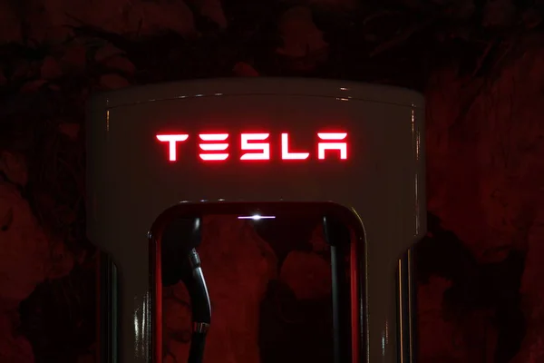 Geceleri elektrikli arabalar için Tesla süperşarj aleti