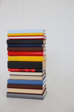 Beyaz üzerine kitap yığını
