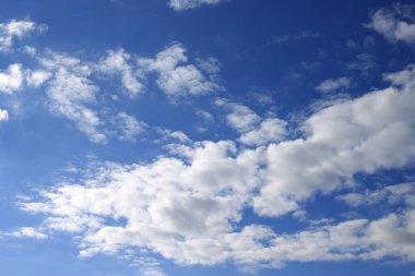 Beyaz bulutlu mavi gökyüzü
