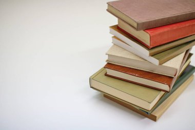 Beyaz arkaplan üzerine kitap yığını