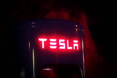 Geceleri elektrikli arabalar için Tesla süperşarj aleti
