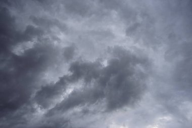 Yağmurdan önce sisli kasvetli bulutlu gökyüzü