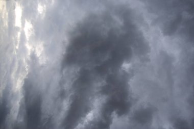 Yağmurdan önce sisli kasvetli bulutlu gökyüzü