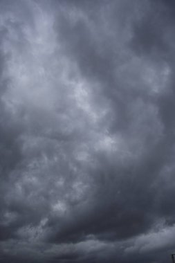 Yağmurdan önce sisli kasvetli bulutlu gökyüzü