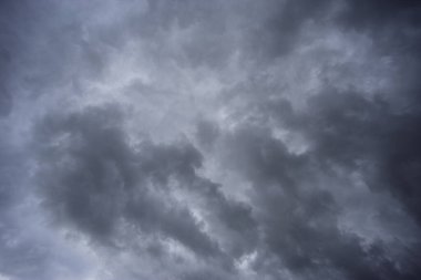 Yağmurdan önce sisli kasvetli bulutlu gökyüzü