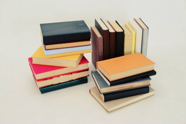 Beyaz arkaplan üzerine kitap yığını
