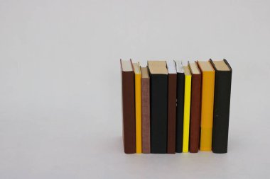 Beyaz üzerine kitap yığını