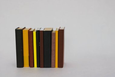 Beyaz üzerine kitap yığını