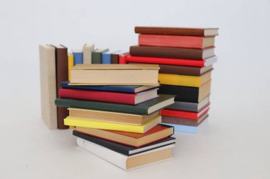 Beyaz arkaplan üzerine kitap yığını